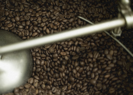 로스팅기계안에서 커피가 볶아지는 사진